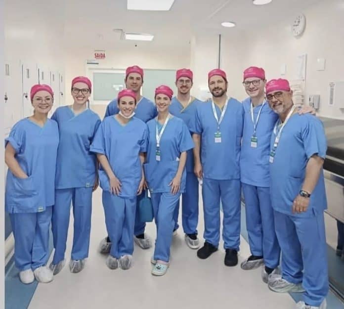 Equipe médica de touca rosa no CEPON durante o VII Workshop e Mutirão de Reconstrução Mamária, em Florianópolis