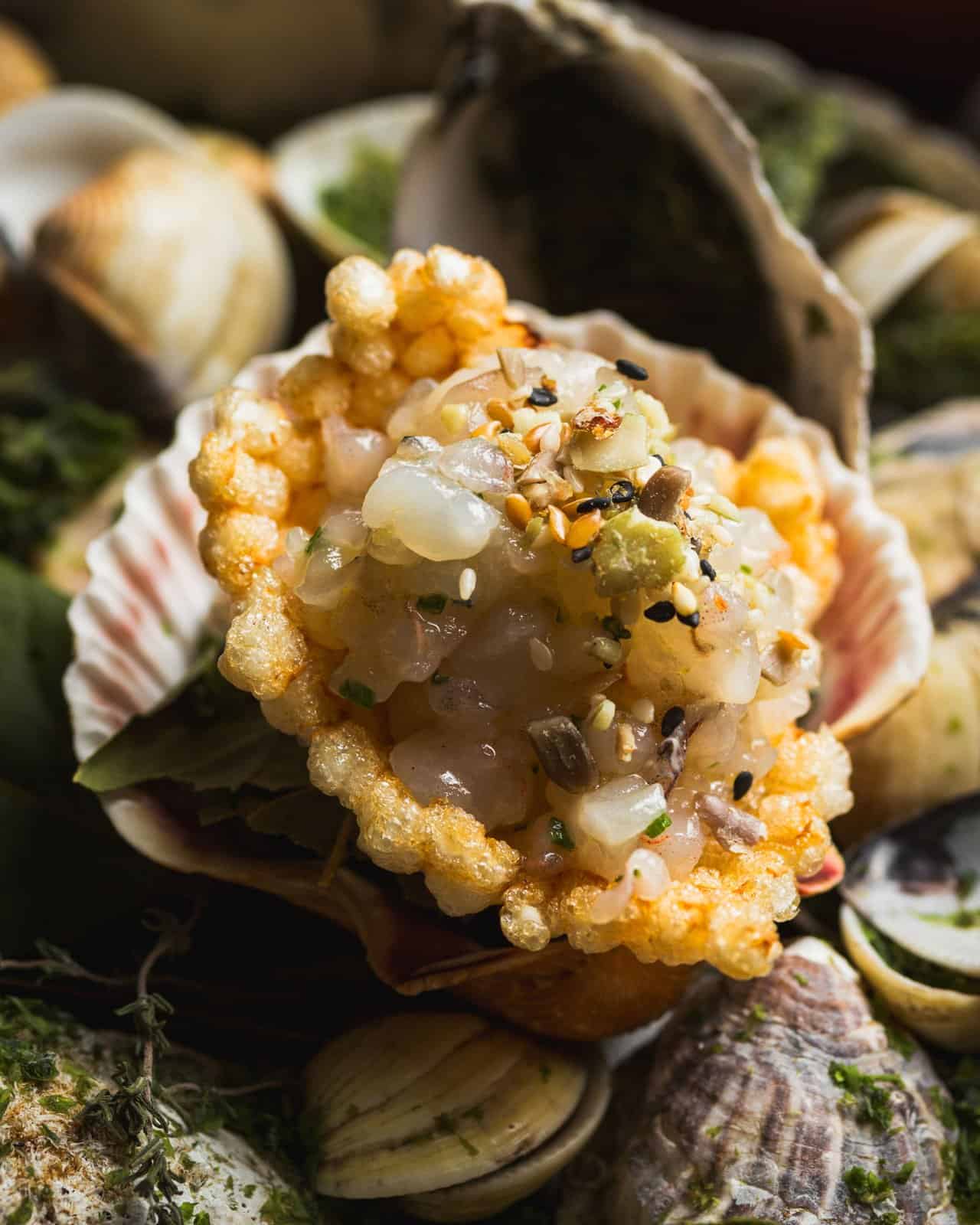 Trilogia de Snacks do menu degustação Memória & Mar, do Osli Restaurante, com camarão crocante, caldinho e crudo de camarão