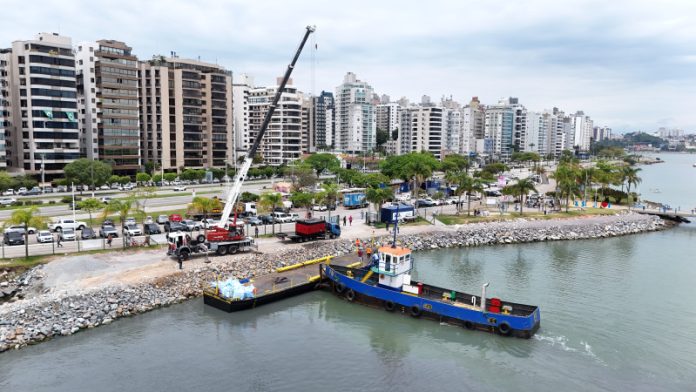Balsa com material para a obra do trapiche do Pântano do Sul chega a Florianópolis