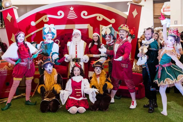 Papai Noel cercado por personagens natalinos na decoração de Natal do Villa Romana Shopping, em Florianópolis, em 2025