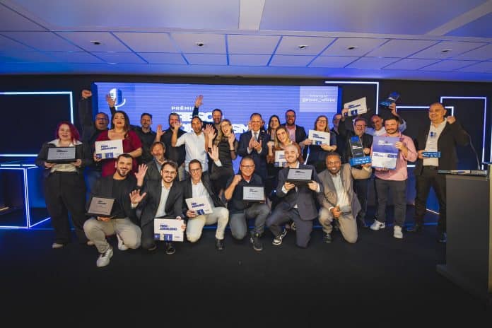 Vencedores do Prêmio FIESC de Jornalismo 2026 posam com troféus no palco da cerimônia em Florianópolis
