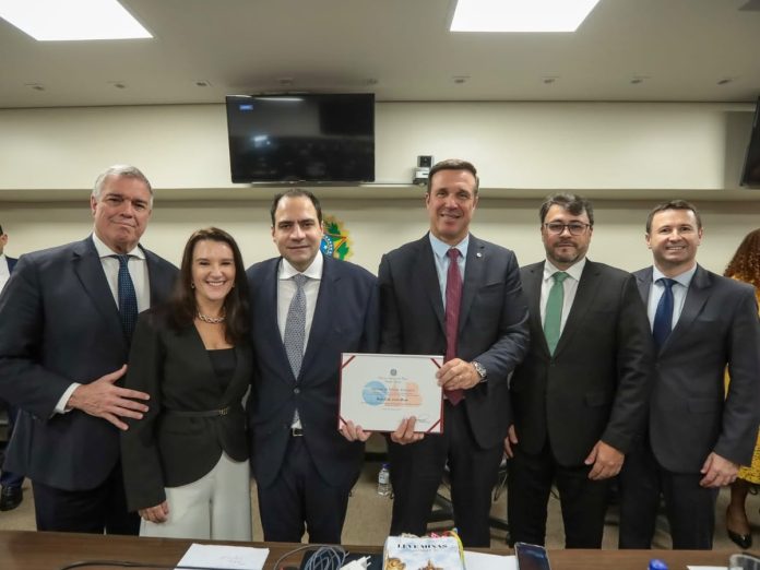 Bancada catarinense da OAB posa com o presidente do Conselho Federal, Beto Simonetti, em Brasília