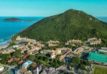 Réveillon Novos Horizontes: Costão do Santinho terá sete noites de programação, show do Atitude 67 e fogos à beira-mar Vista aérea do Costão do Santinho Resort, entre a Praia do Santinho e o Morro das Aranhas, em Florianópolis