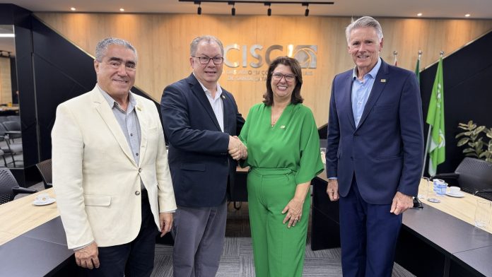 Rita Conti, de macacão verde, cumprimenta Elson Otto ao lado de outros dois dirigentes na sede da FACISC