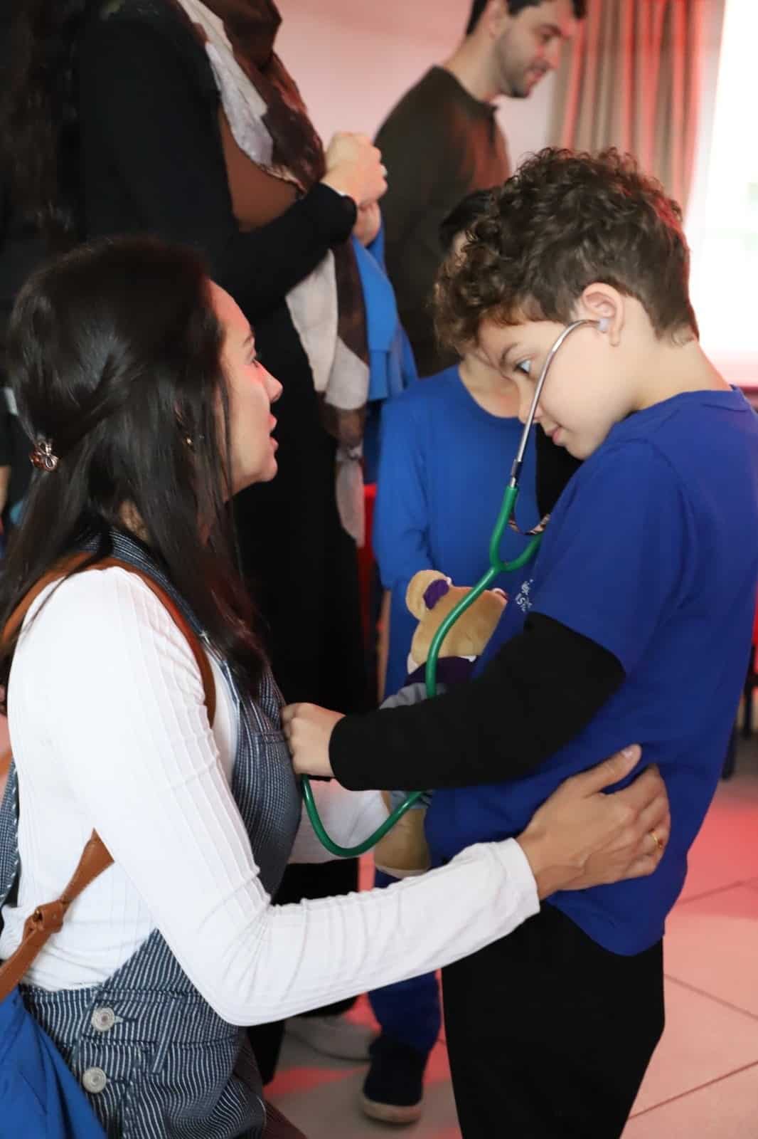 Alunos do Infantil 5 em atividade prática sobre o corpo humano