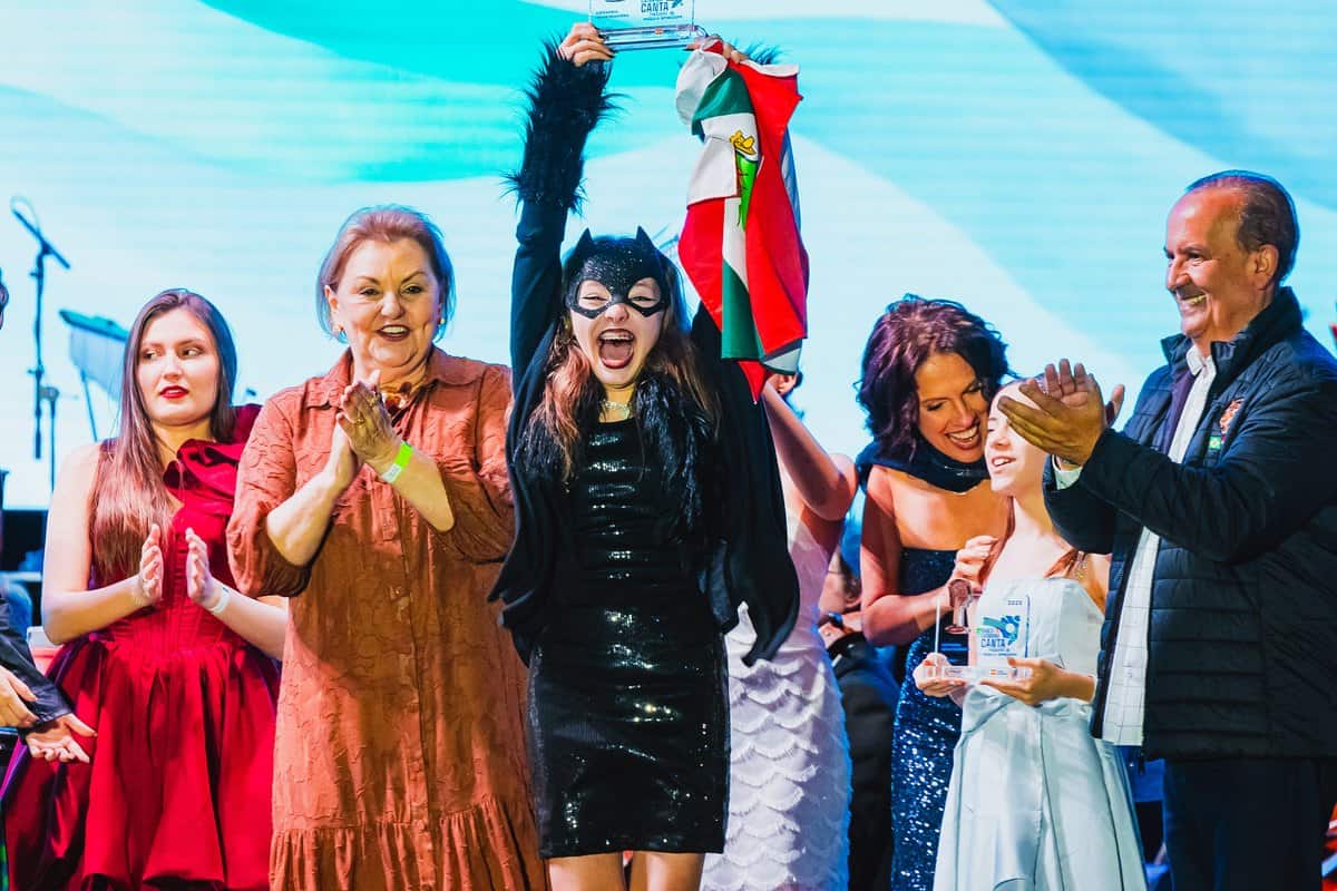Finalistas e convidados no palco da final de 2025 do Santa Catarina Canta, em Florianópolis