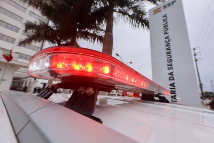 Luzes de sirene de viatura policial acesas à noite em Santa Catarina