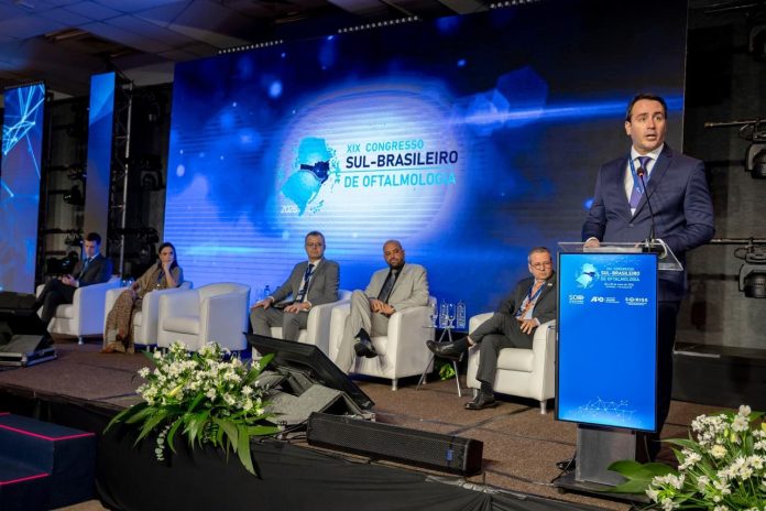 André Frutuoso, presidente da Sociedade Catarinense de Oftalmologia, fala no púlpito do XIX Congresso Sul-Brasileiro de Oftalmologia 2026