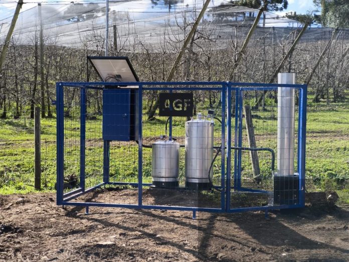 Gerador de solo do Sistema Antigranizo, da AGF, instalado ao lado de pomar em Santa Catarina