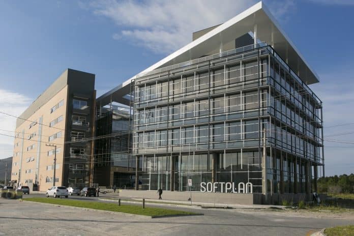 Fachada envidraçada da sede da Softplan em Florianópolis