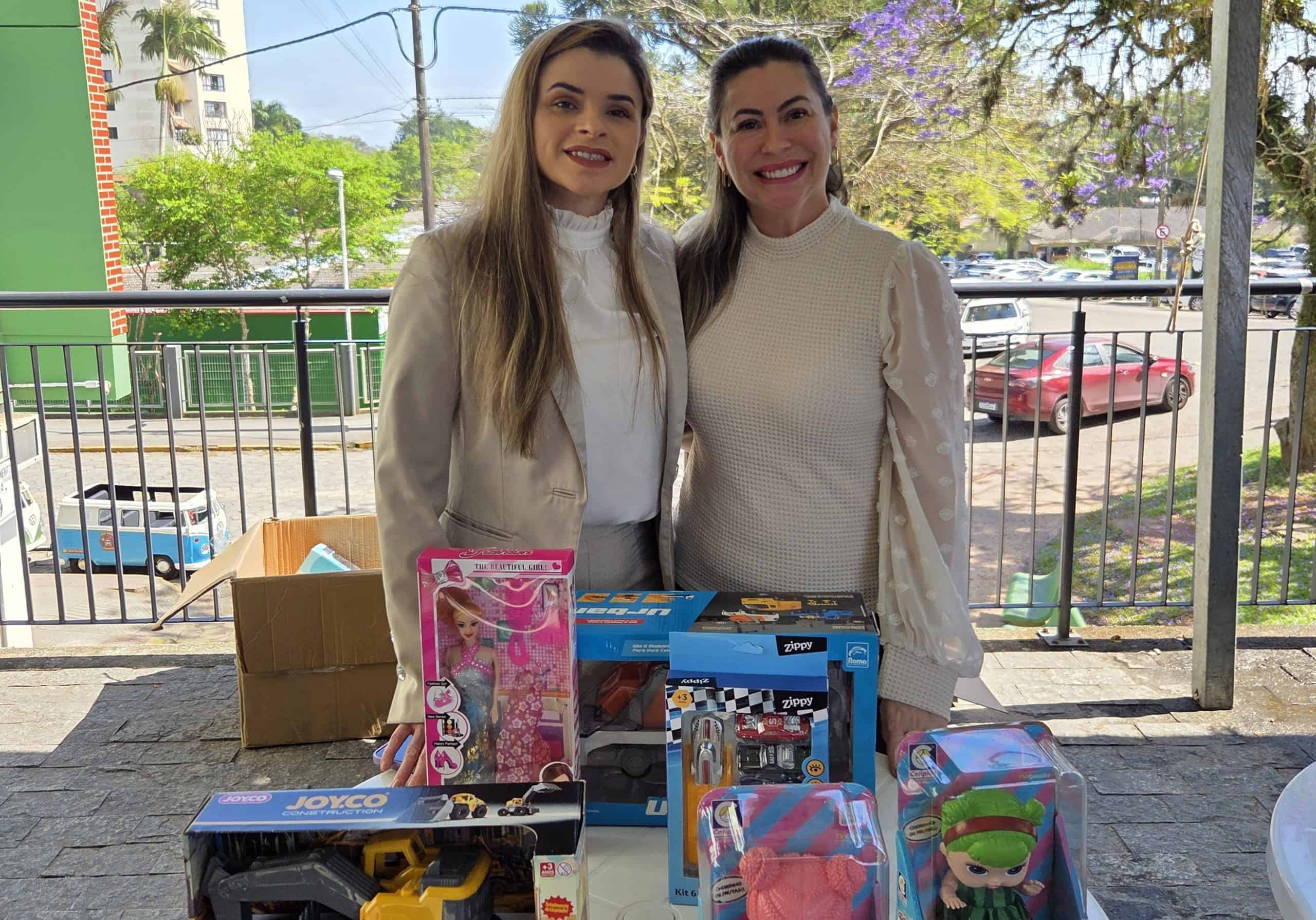 Francisca Araújo e Mirian Morfim com brinquedos doados pelo Square SC à AVOS, em Florianópolis