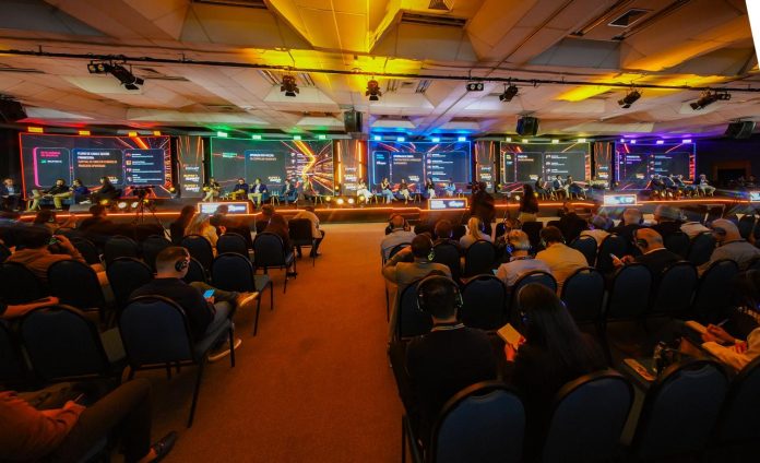 Público acompanha palestras em palcos simultâneos do Super Summit Acats, no CentroSul, em Florianópolis