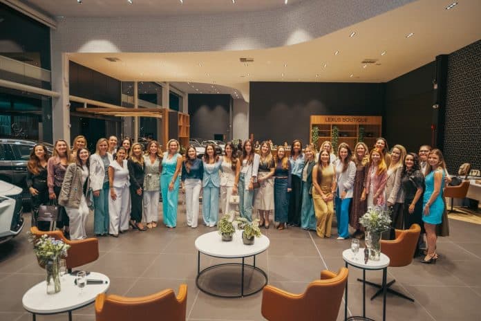 Grupo de cerca de 40 mulheres posa em pé no salão da concessionária Lexus HAI, em Florianópolis, durante o talk sobre saúde da mulher