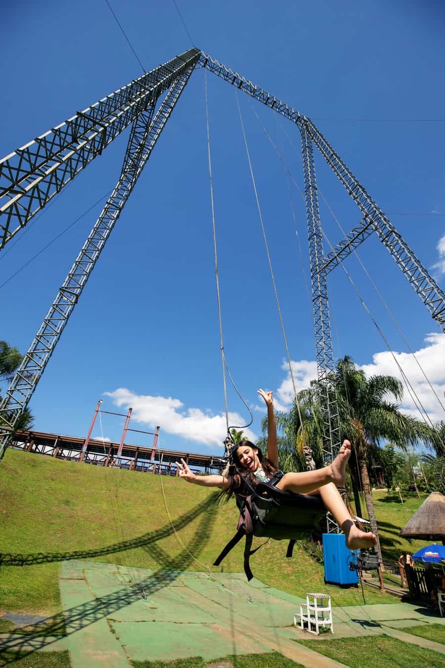 Visitante no balanço Yoop, preso à estrutura metálica de 40 metros do Parque Aquático Cascanéia